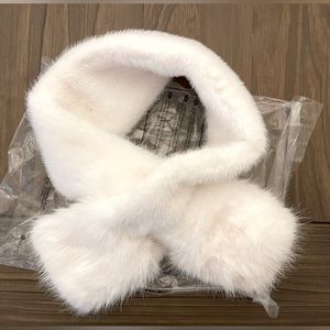 NWT White Faux Fur Scarf